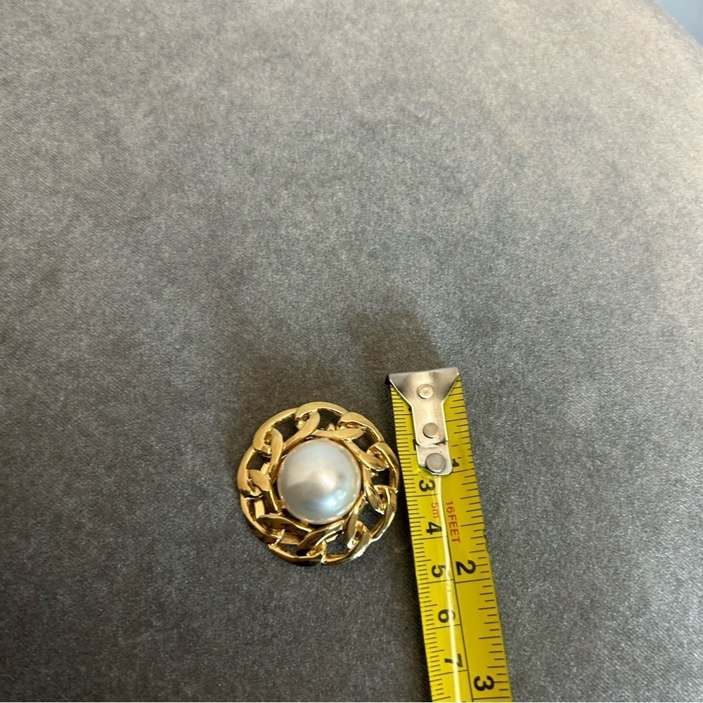 Butler vintage gold tone faux Pearl round chain-link scarf clip - Picture 6 of 7